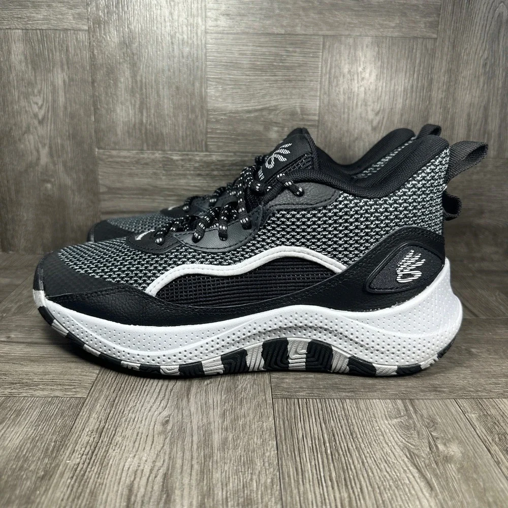 Under Armour Basketball Shoes Men 7 Black White Mesh NEW 3027626-001